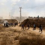 Palästinenser überqueren den Grenzzaun zwischen dem Gazastreifen und Israel in Khan Yunis, im südlichen Gaza-Streifen.