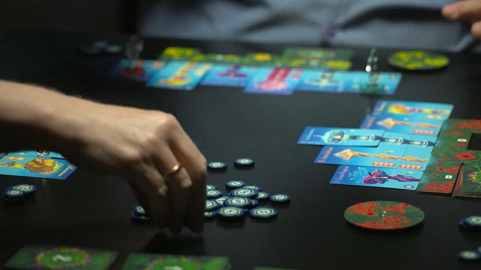 Welche Brettspiele dieses Jahr die großen Hits werden, zeigt sich hier. Besonders angesagt sind dieses Jahr kooperative Spiele, bei denen als Team gespielt wird.