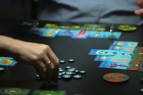 Welche Brettspiele dieses Jahr die großen Hits werden, zeigt sich hier. Besonders angesagt sind dieses Jahr kooperative Spiele, bei denen als Team gespielt wird.