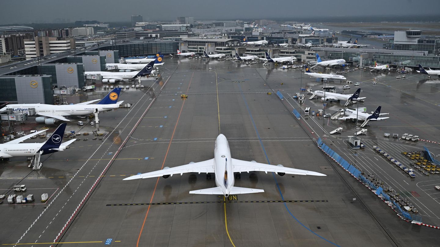 Die Deutsche Flugsicherung ist für die Sicherheit am Himmel über Deutschland zuständig (im Bild: Frankfurter Flughafen)