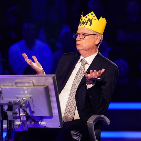 Günther Jauch bei "Wer wird Millionär" mit einer Papierkrone auf dem Kopf