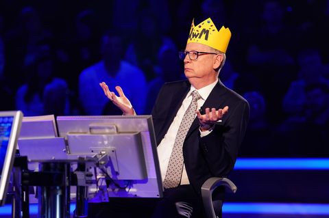 Günther Jauch bei "Wer wird Millionär" mit einer Papierkrone auf dem Kopf