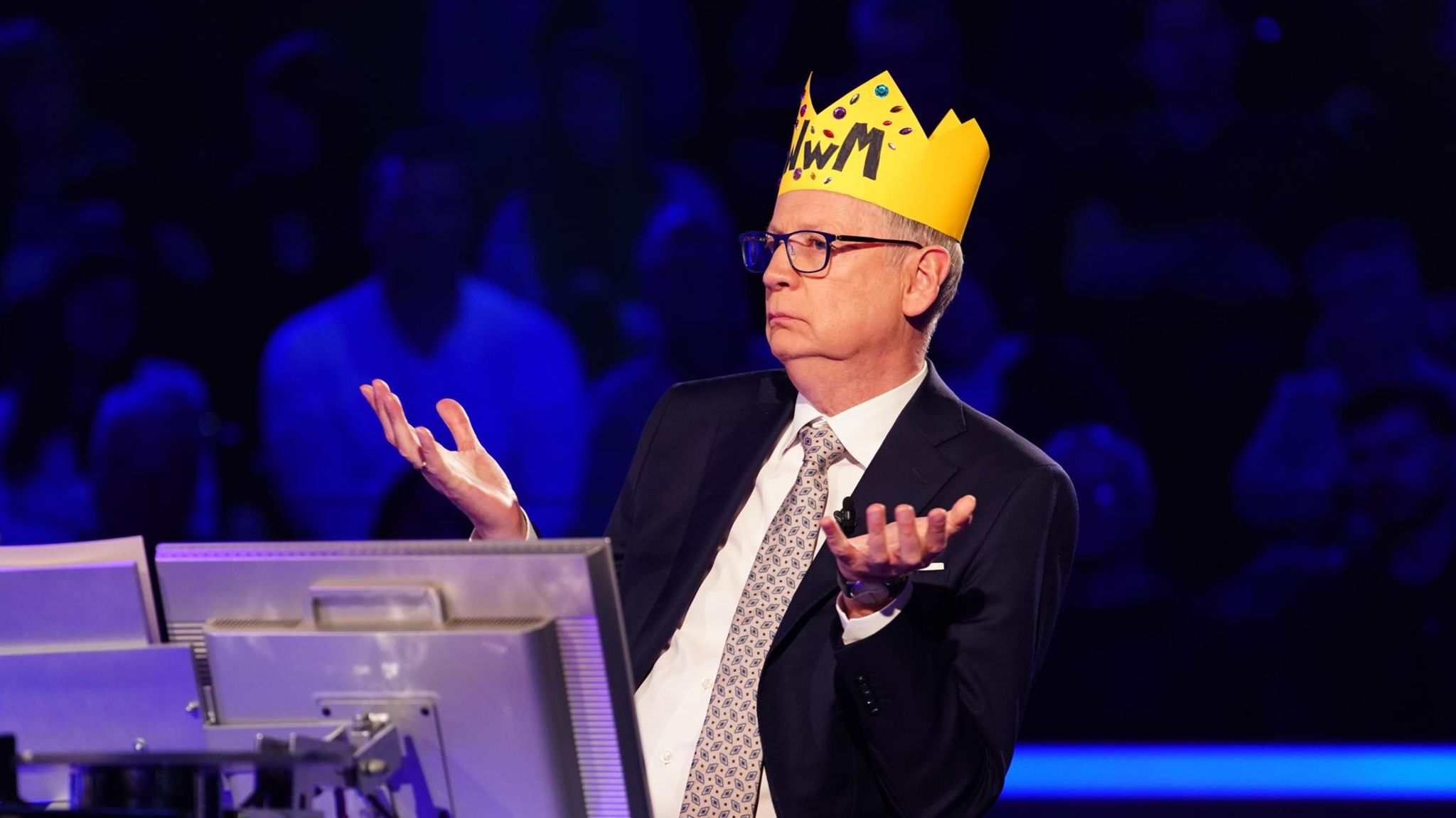 Günther Jauch bei "Wer wird Millionär" mit einer Papierkrone auf dem Kopf