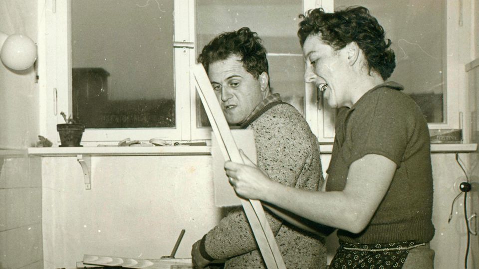 100 Jahre Eugen Hänle: Eugen und Ursula Hänle experimentieren n der heimischen Küche. Ursula Hänle ist bis heute die einzige Frau, die Segelflugzeuge selbst konstruierte und in Serie fertigte. Eugen und Ursula Hänle experimentieren n der heimischen Küche. Ursula Hänle ist bis heute die einzige Frau, die Segelflugzeuge selbst konstruierte und in Serie fertigte.