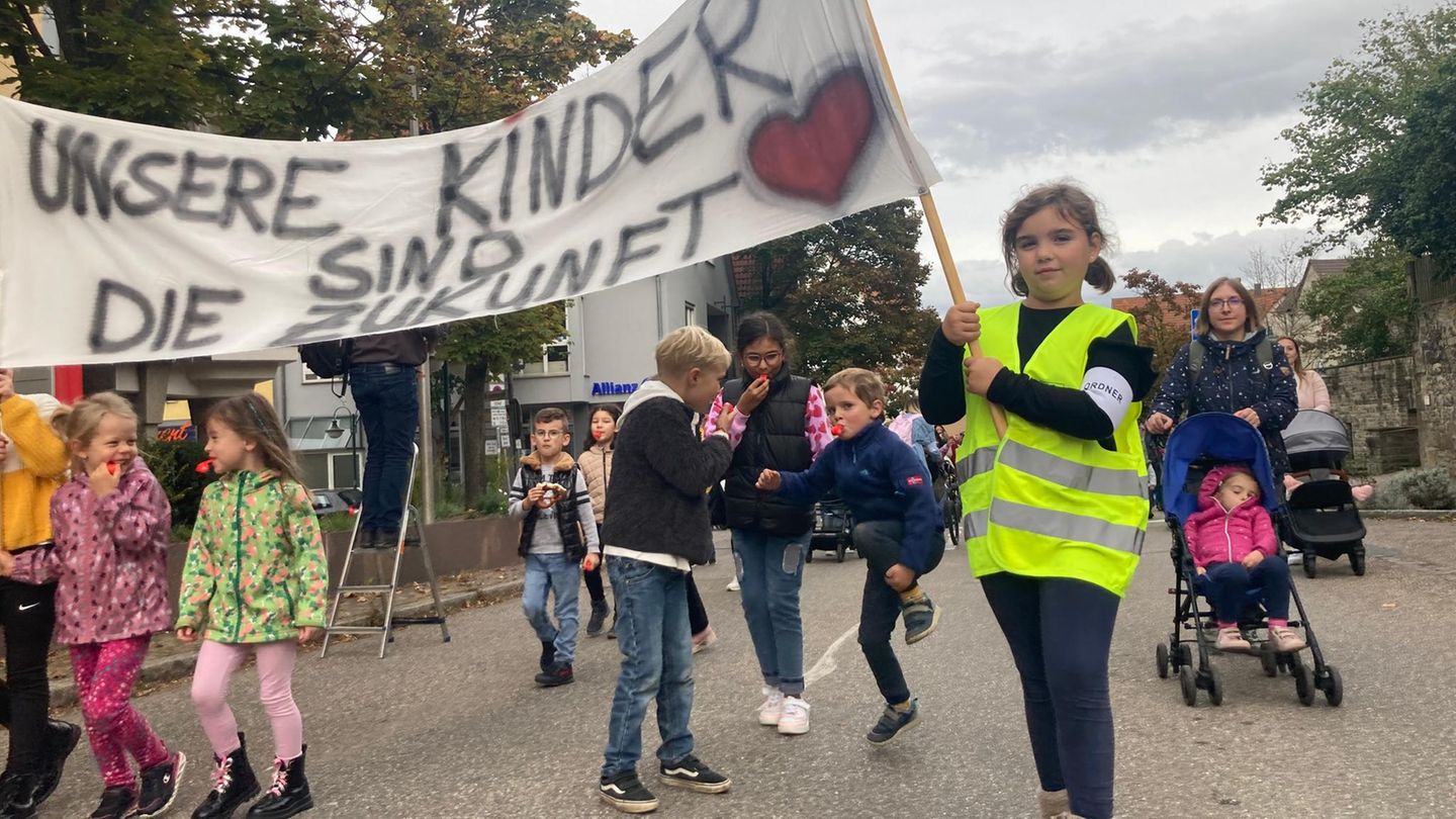 Kinder mit Transparenten gegen zu hohe Kita-Gebühren