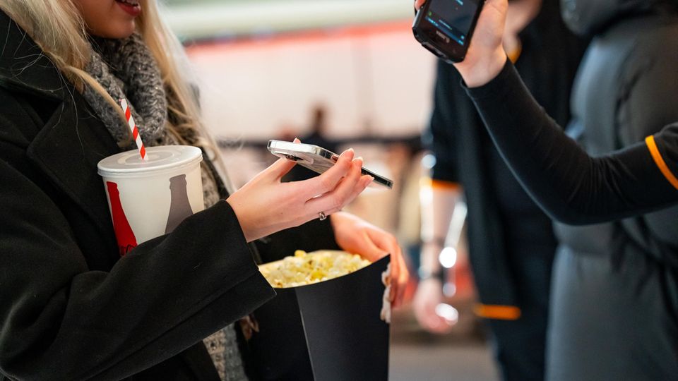 Ticket, Popcorn und Getränk - Kinobesuche sind teuer. Doch es gibt Möglichkeiten, wie man den Geldbeutel klein halten kann. Welche das sind, erklärt Torsten Knippertz im Video.