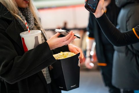 Ticket, Popcorn und Getränk - Kinobesuche sind teuer. Doch es gibt Möglichkeiten, wie man den Geldbeutel klein halten kann. Welche das sind, erklärt Torsten Knippertz im Video.