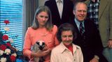 Gerald Ford mit seiner Familie und einer Siamkatze