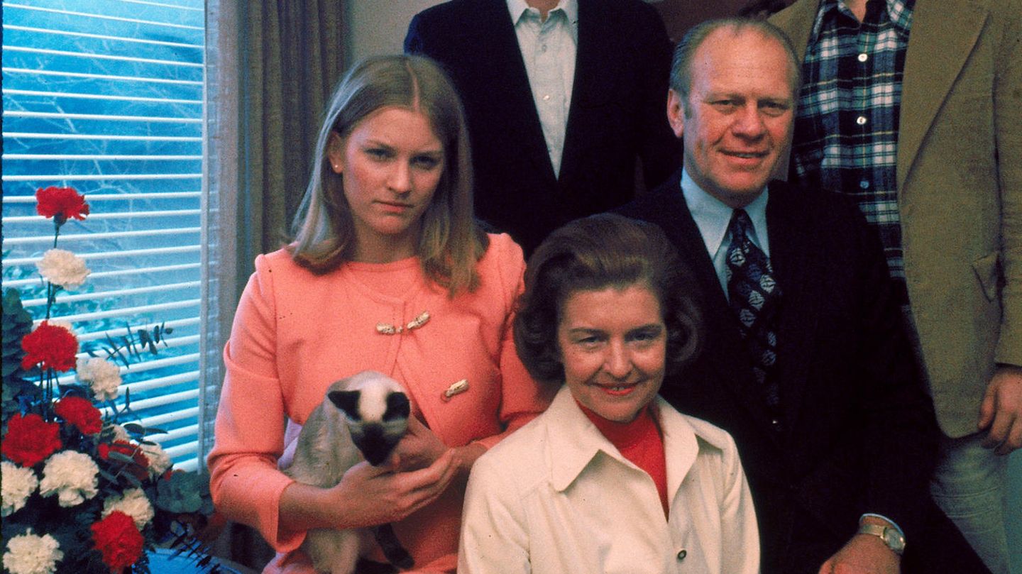 Gerald Ford mit seiner Familie und einer Siamkatze
