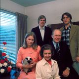 Gerald Ford mit seiner Familie und einer Siamkatze
