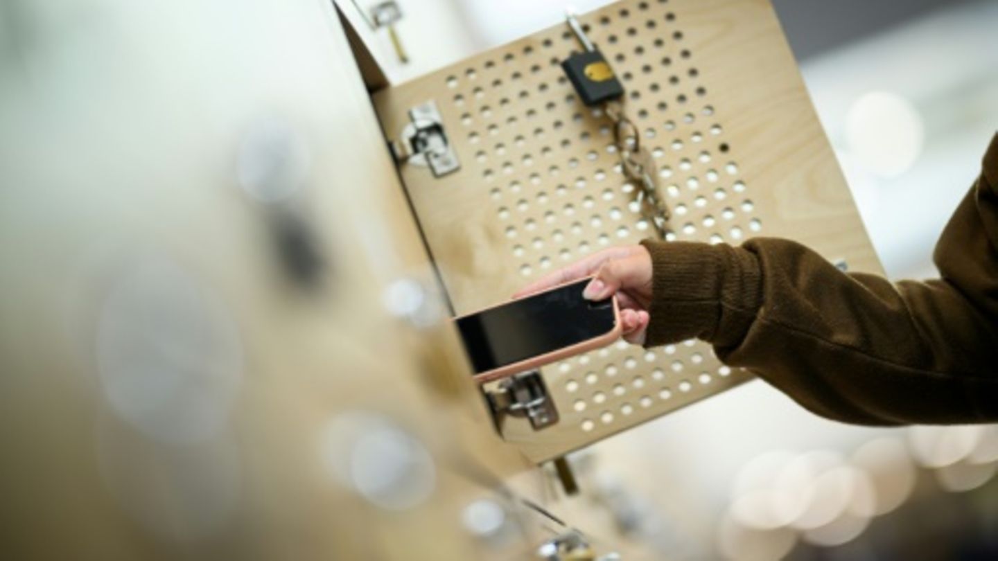 Handy wird in Schließfach geschlossen