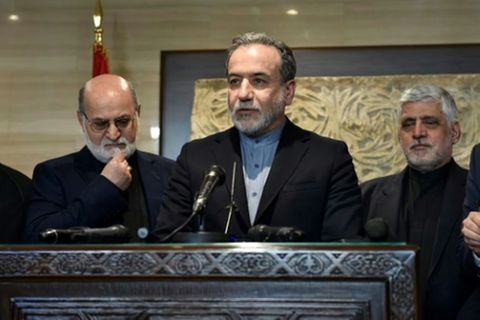 Irans Außenminister Aragtschi bei einer Pressekonferenz in Beirut
