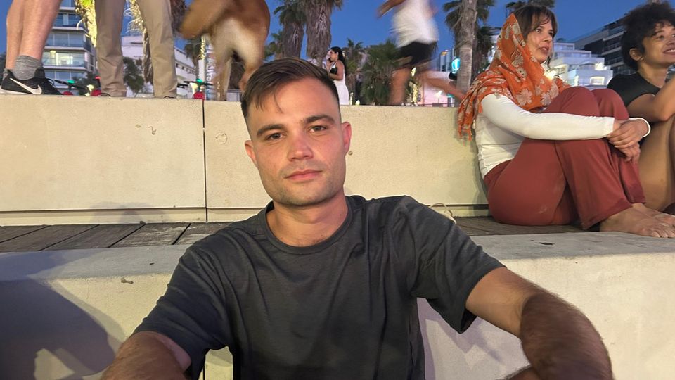Jahrestag des 7. Oktober: Itay Resnik, 25, an der Strandpromenade in Tel Aviv Itay Resnik, 25, an der Strandpromenade in Tel Aviv