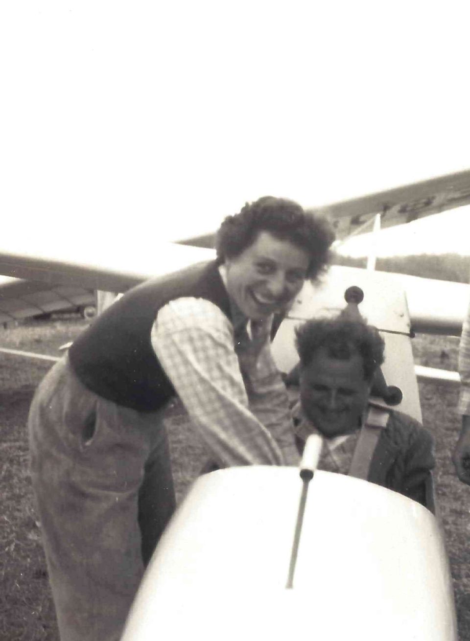 100 Jahre Eugen Hänle: Ursula Hänle hilft ihrem Mann beim Anschnallen. Gewöhnlich saß die begeisterte Segelfliegerin jedoch selbst im Cockpit. Ursula Hänle hilft ihrem Mann beim Anschnallen. Gewöhnlich saß die begeisterte Segelfliegerin jedoch selbst im Cockpit.