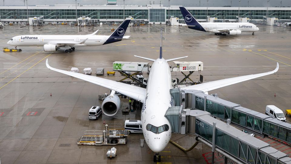 Flugzeuge stehen am Flughafen von München auf dem Vorfeld