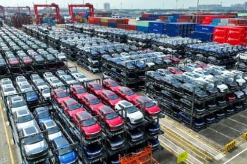 Autos von BYD im Hafen von Suzhou