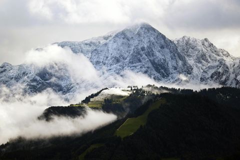 Bergretter suchen nach einem vermissten Deutschen, der in Tirol abgestürzt ist