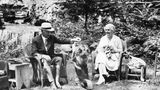 US-Präsident Herbert Hoover mit seiner Frau und einem Hund auf einem Schwarzweißfoto
