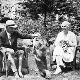 US-Präsident Herbert Hoover mit seiner Frau und einem Hund auf einem Schwarzweißfoto
