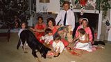 Die Familie von John F. Kennedy mit zwei Hunden