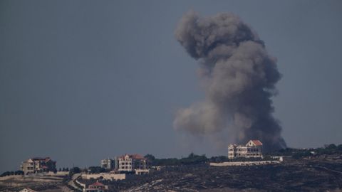 Rauch steigt nach israelischem Bombardement im Süden des Libanon auf, gesehen vom Norden Israels aus