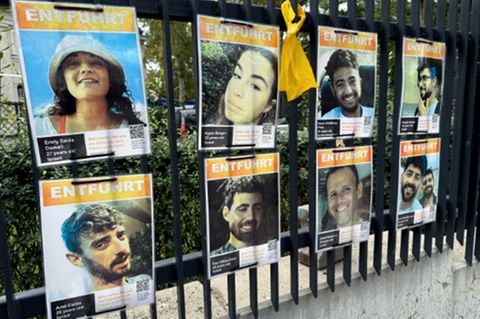 Plakate mit Hamas-Geiseln in Berlin