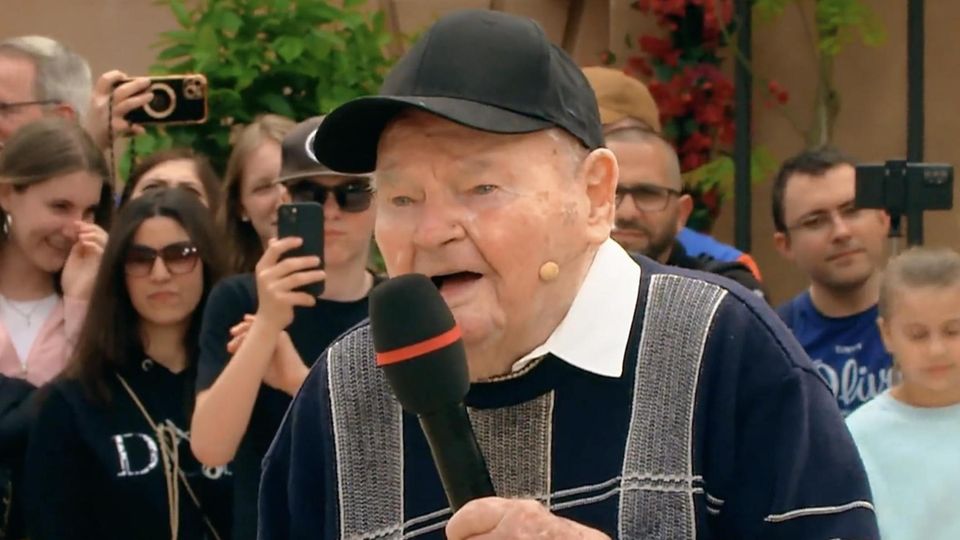 DSDS: Dieser 92-jährige Kandidat rührt die Jury zu Tränen (Video)