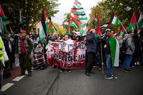 Eine propalästinensische Demonstration findet auf dem Platz der Luftbrücke in Berlin statt