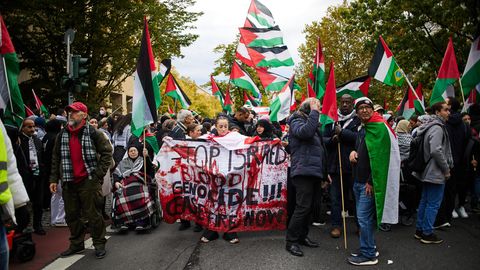 Eine propalästinensische Demonstration findet auf dem Platz der Luftbrücke in Berlin statt