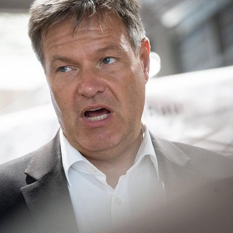 Wirtschaftsminister Robert Habeck ist der Meinung, Empfänger von Bürgergeld sollen finanziell belohnt werden, wenn sie arbeiten gehen