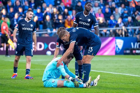 Bochums Spieler Felix Passlack (M) und Jakov Medic (r) trösten Bochums Torwart Patrick Drewes