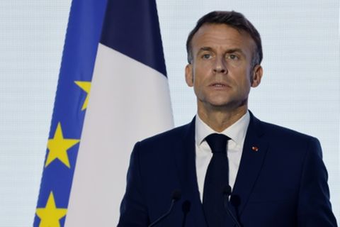 Macron bei seiner Pressekonferenz am Samstat