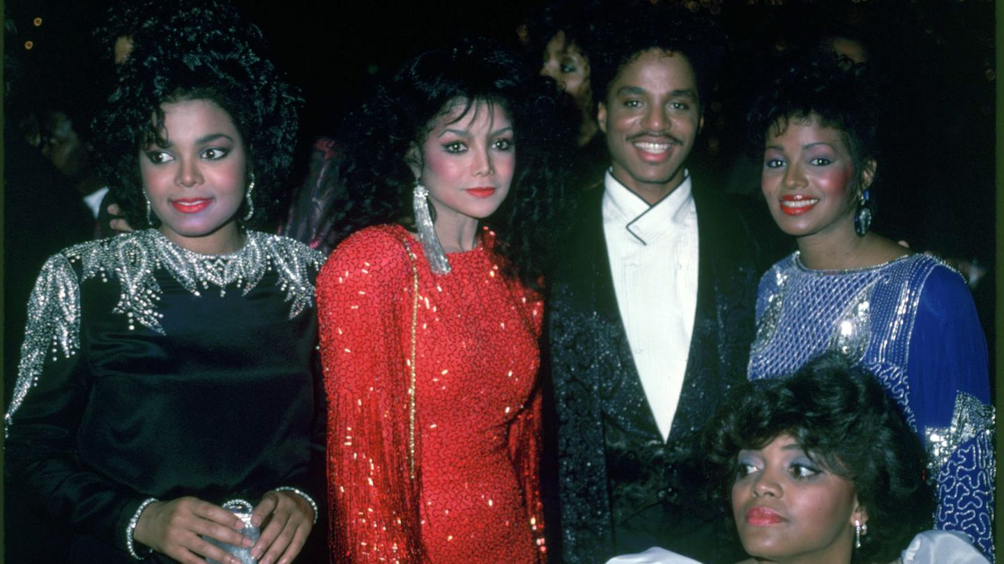 Mit ihren Schwestern La Toya (2.v.l.) und Rebbie (rechts in blau) wollte Janet Jackson Anfang der 80er eigentlich eine Band gründen. Streitigkeiten zwischen den älteren Geschwistern verhinderten dies jedoch