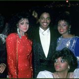 Mit ihren Schwestern La Toya (2.v.l.) und Rebbie (rechts in blau) wollte Janet Jackson Band Anfang der 80er eigentlich eine Band gründen. Streitigkeiten zwischen den älteren Geschwistern verhinderten dies jedoch.