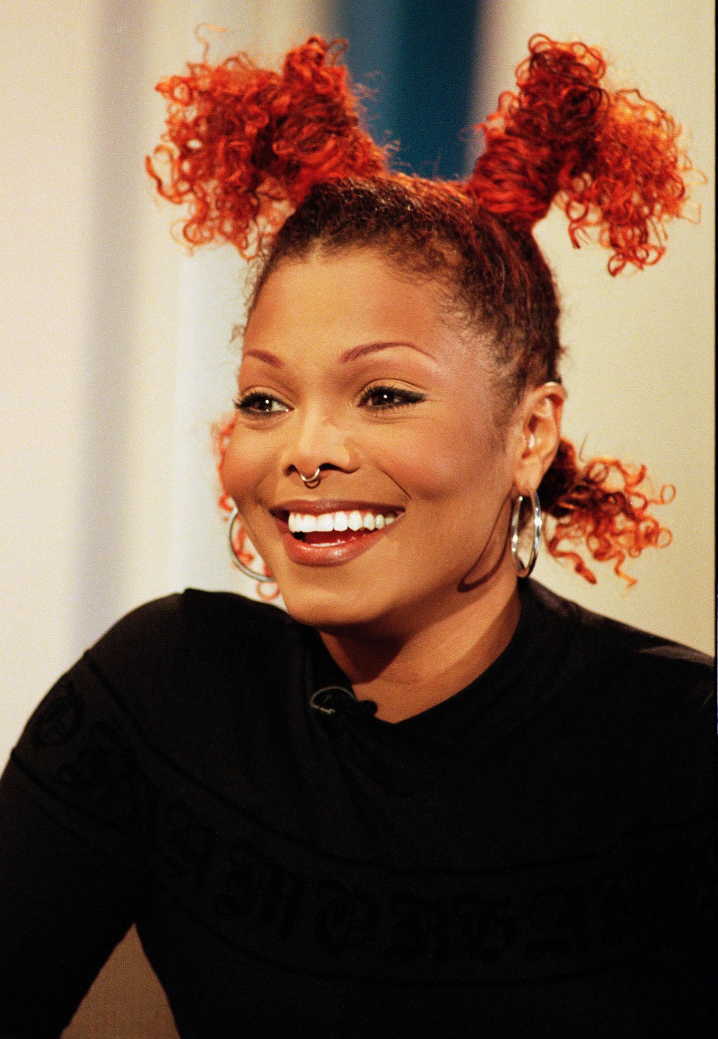 Passend zu ihrem Album „The Velvet Rope“, das 1997 erschien, präsentierte sich Janet Jackson mit roten Haaren