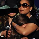 Bei der öffentlichen Trauerfeier für ihren verstorbenen Bruder Michael im Jahr 2009 tröstete sie zusammen mit ihrer Schwester LaToya auf der Bühne Michaels Tochter Paris 