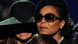 Bei der öffentlichen Trauerfeier für ihren verstorbenen Bruder Michael im Jahr 2009 tröstete sie zusammen mit ihrer Schwester LaToya auf der Bühne Michaels Tochter Paris 