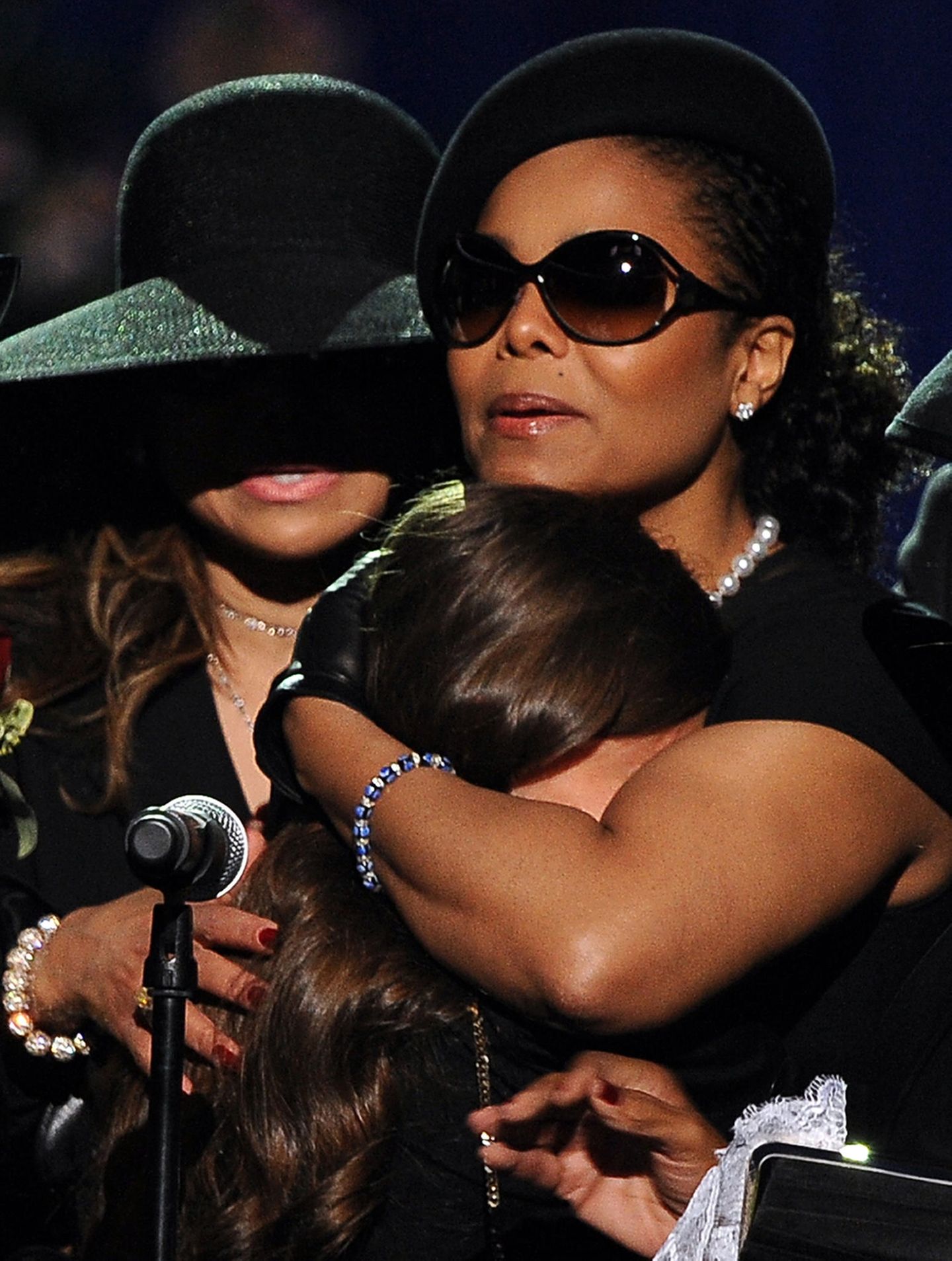 Bei der öffentlichen Trauerfeier für ihren verstorbenen Bruder Michael im Jahr 2009 tröstete sie zusammen mit ihrer Schwester LaToya auf der Bühne Michaels Tochter Paris 