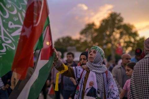 Demonstrantin mit palästinensischer Flagge in Istanbul