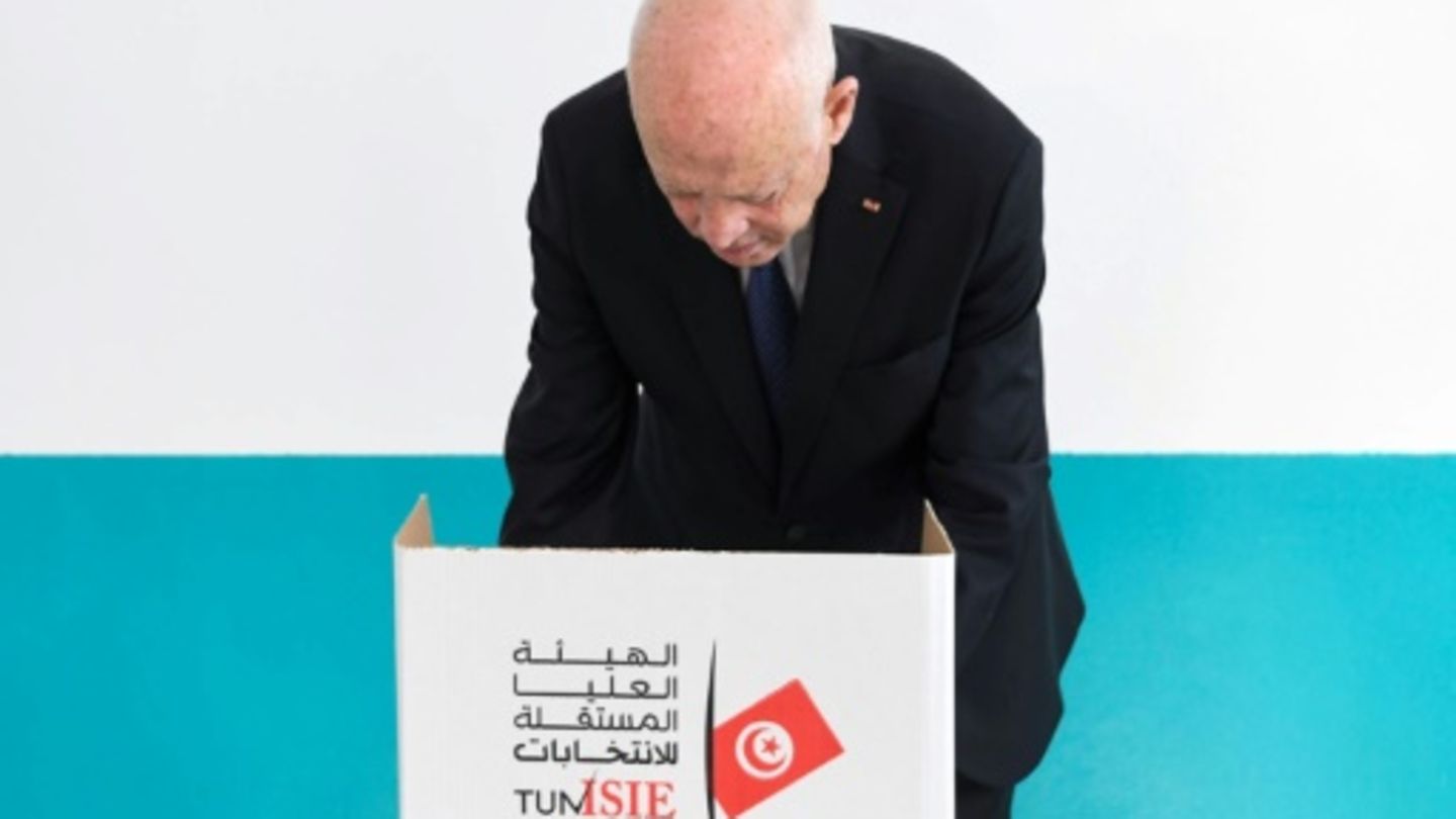 Tunesiens Präsident Saied bei seiner Stimmabgabe