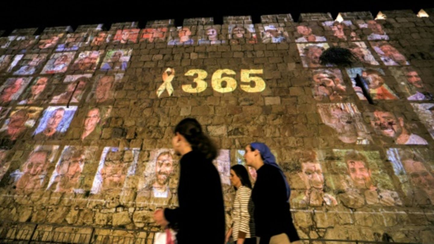 Gedenkwand zum 7. Oktober in Jerusalem