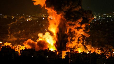 Rauch und Flammen steigen nach einem Luftangriff Israels über einem Vorort von Beirut im Libanon auf