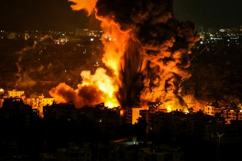 Rauch und Flammen steigen nach einem Luftangriff Israels über einem Vorort von Beirut im Libanon auf