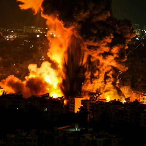 Rauch und Flammen steigen nach einem Luftangriff Israels über einem Vorort von Beirut im Libanon auf