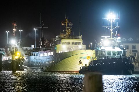 Die Nordsee-Fähre "Funny Girl" erreicht den Hafen von Büsum