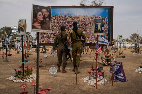 Zwei Soldatinnen vor der Gedenktafel am Ort des Nova-Festivals in Israel, wo am 7. Oktober 2023 364 Menschen getötet wurden