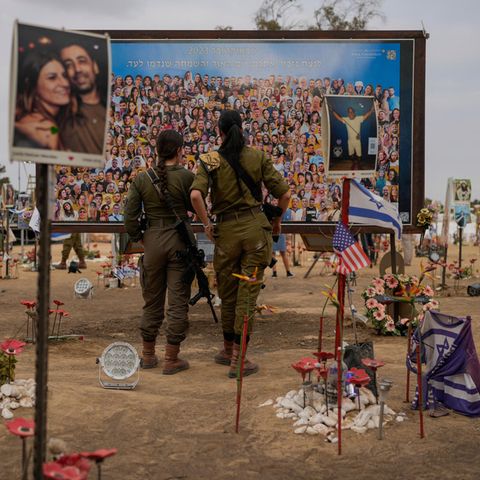 Zwei Soldatinnen vor der Gedenktafel am Ort des Nova-Festivals in Israel, wo am 7. Oktober 2023 364 Menschen getötet wurden