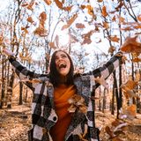 Frische Luft: Herbstliche Wetterkapriolen laden zwar mitunter dazu ein, zum Stubenhocker zu werden und sich katzenähnlich an die Heizung zu kuscheln, empfohlen ist das aber nicht. Stattdessen sollte regelmäßig frische Luft geschnappt werden, bestenfalls bei Tageslicht, denn das gibt Energie. Tageslicht hebt die Stimmung und ist wichtig für den Tag-Nacht-Rhythmus. Außerdem stärkt es das Immunsystem – und das funktioniert auch bei bedecktem Himmel.
