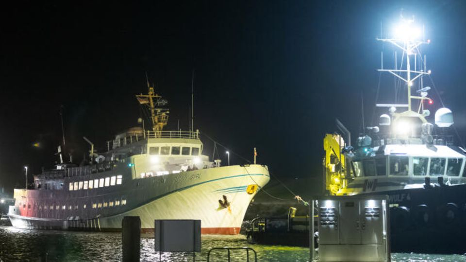 Dank eines Stromausfalls der Nordsee-Fähre "Funny Girl" mussten 250 Gäste über vier Stunden auf dem offenen Meer ausharren. Das Boot war von Helgoland nach Büsum unterwegs.