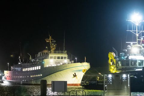 Dank eines Stromausfalls der Nordsee-Fähre "Funny Girl" mussten 250 Gäste über vier Stunden auf dem offenen Meer ausharren. Das Boot war von Helgoland nach Büsum unterwegs.